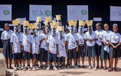 Los niños y niñas de la Misericordia participan en una actividad para proteger la grulla coronada
